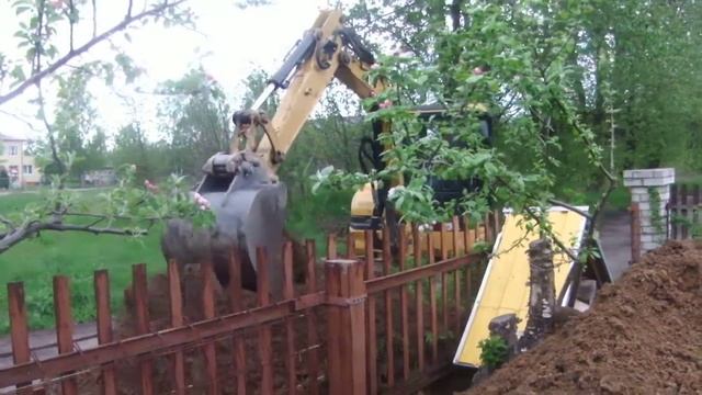Миниэкскаватор Cat 304C CR копает траншею внутрипоселкового газопровода. Калининград смотреть онлайн