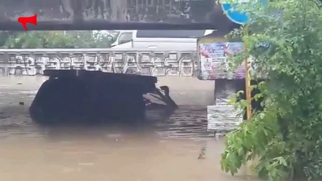 Land Cruiser утонул в глубокой луже на Фадеева смотреть онлайн