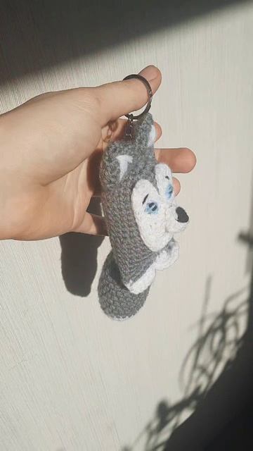 Вязаный брелок Хаски 🐺🩶 смотреть онлайн