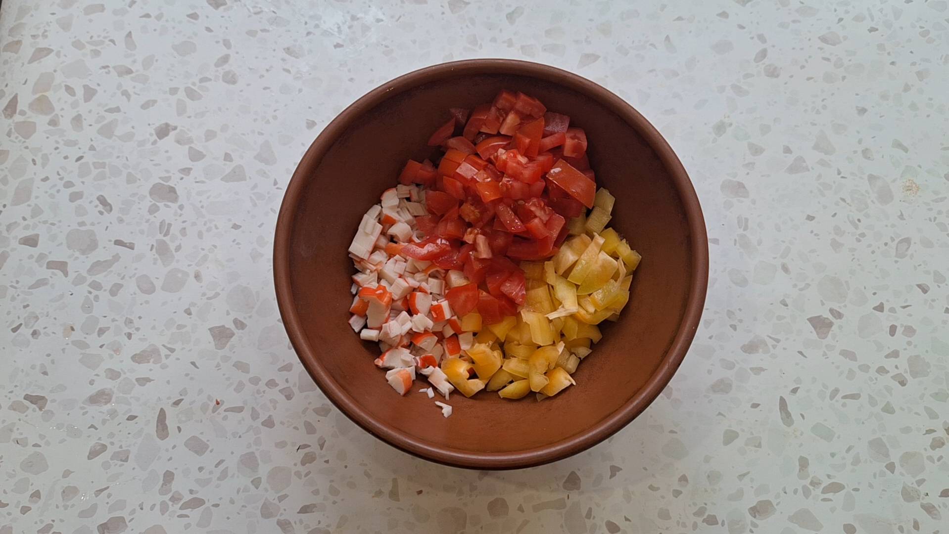 Салат с крабовыми палочками.