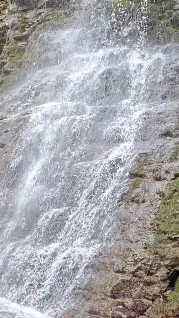 Красивые природные водопады в горах смотреть онлайн