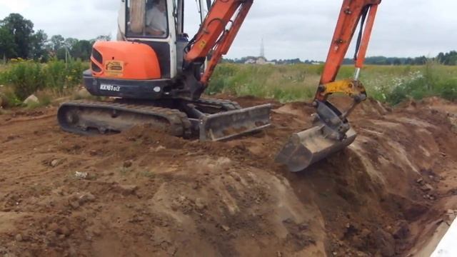 Мини-экскаватор Kubota против валуна - кто кого?! - steh39.ru смотреть онлайн