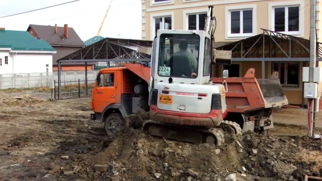 Гусеничный миниэкскаватор TAKEUCHI TB125 грузит самосвал КАМАЗ с дополнительной насыпи! Калининград смотреть онлайн