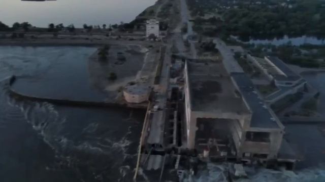 Кадры взорванной ВСУ дамбы Каховской ГЭС, 05.2023 смотреть онлайн
