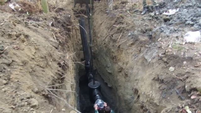 Экскаватор - погрузчик JCB 4CX работает в жидкой грязи смотреть онлайн