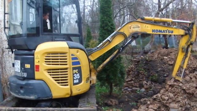 Компактный миниэкскаватор на сложной работе по рытью траншеи смотреть онлайн