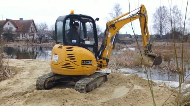 Миниэкскаватор строит дамбу на озере в г.Полесске смотреть онлайн