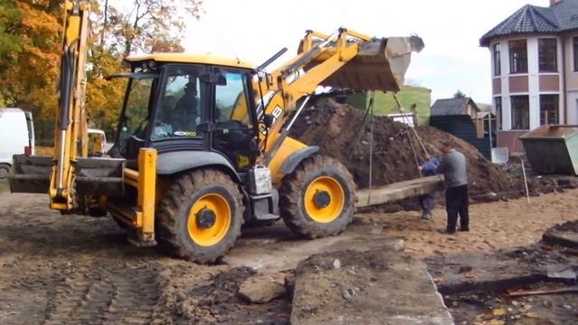 Экскаватор-погрузчик JCB 4 CX укладывает дорожные плиты смотреть онлайн