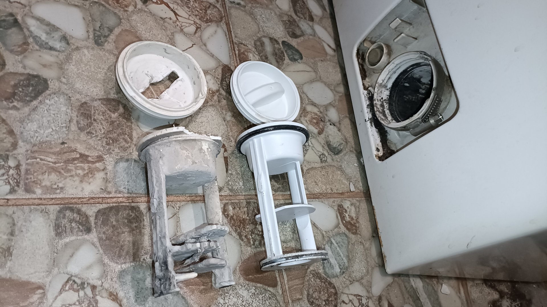 Как достать застрявший сливной фильтр из стиральной машины и установить заново.