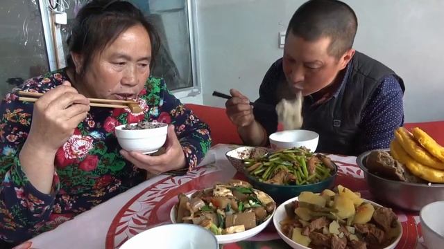 春耕辛苦，兒媳改善伙食，燉牛肉大黑直接端盤吃，過癮【泥土大黑】