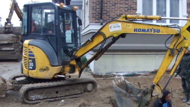 Установка бетонного кольца колодца миниэкскаватором - steh39.ru смотреть онлайн