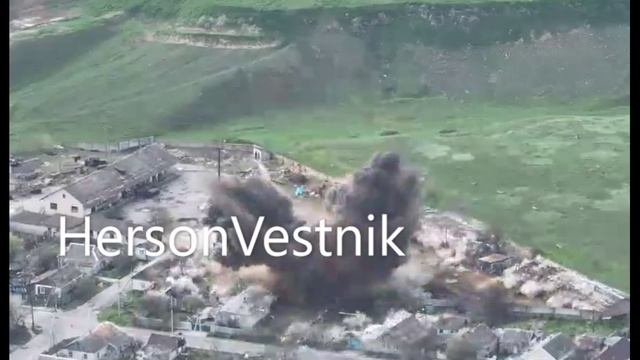 Удары авиабомбами ФАБ-500М62 с УМПК по украинским складам с боеприпасами в Херсонской обл. 05.2023 смотреть онлайн