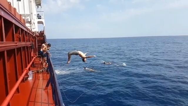Сальто с трапа в море смотреть онлайн