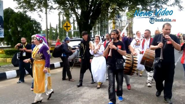 VIDEO Sebelas Negara Tampil di Kirab Budaya Ini смотреть онлайн