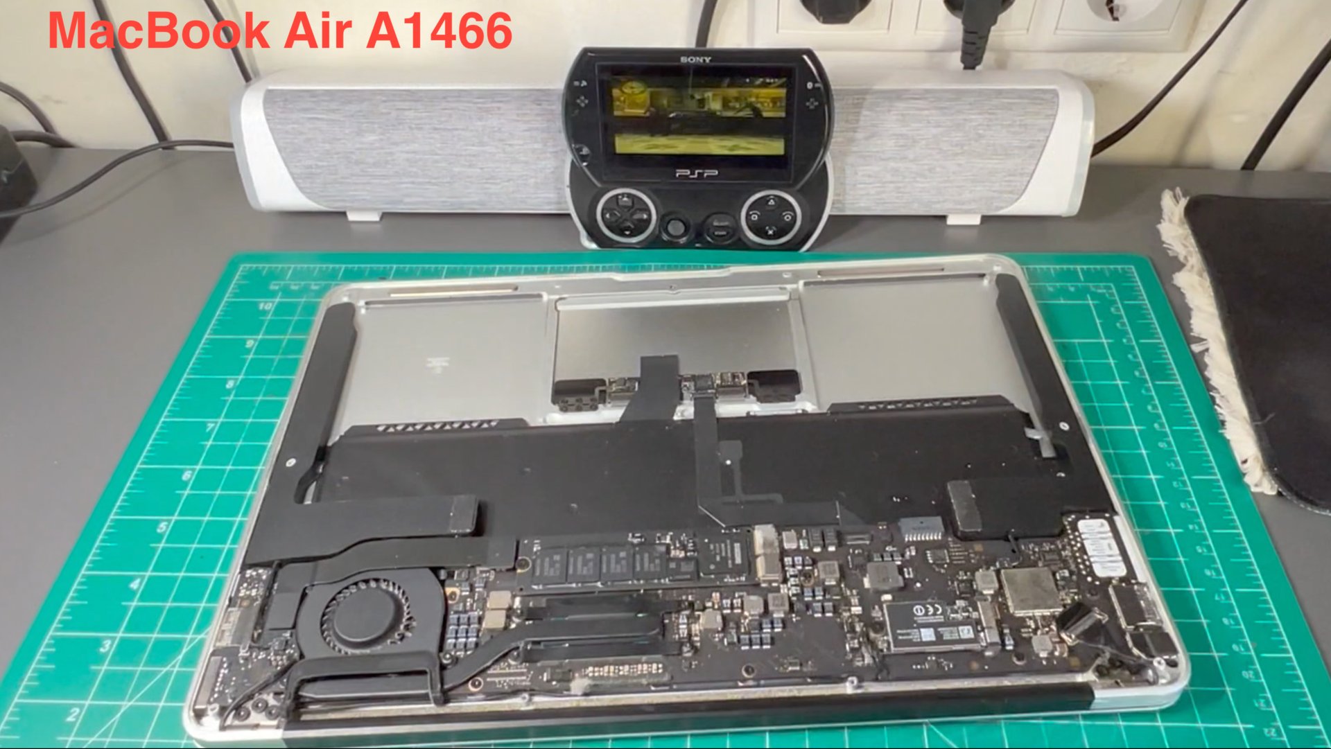 MacBook Air 2017 (A1466) - Разбор и замена аккумулятора смотреть онлайн