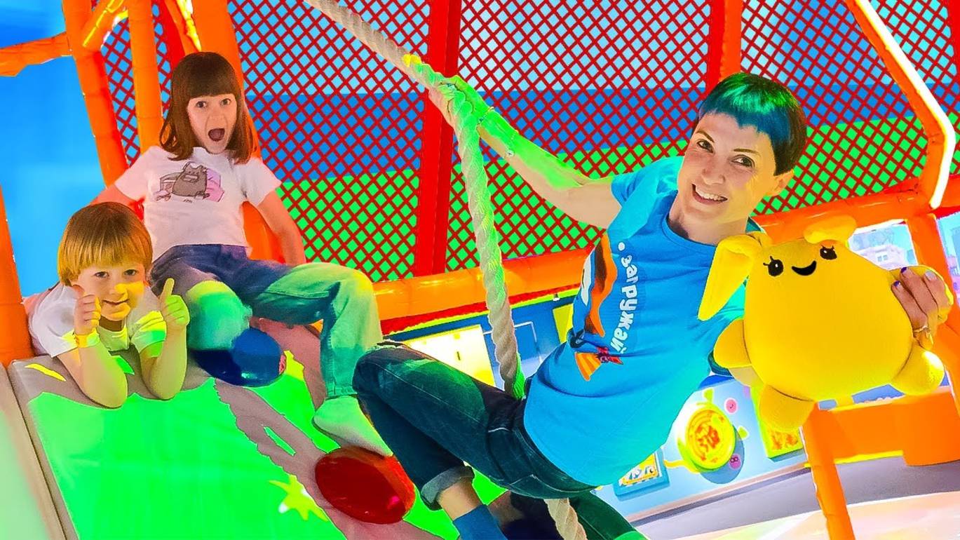 Мама для Лаки – Исследуем мультимедийный парк развлечений! Игры для детей с Машей Капуки смотреть онлайн