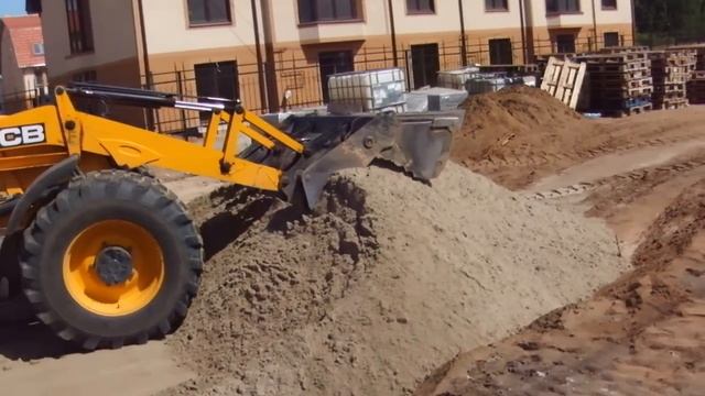 Трактор - экскаватор JCB 4CX отсыпка дороги песком в Калининграде смотреть онлайн