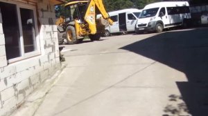 Ювелирная работа тракториста на JCB 4CX в стесненных условиях - steh39.ru