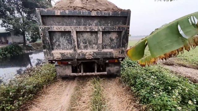 70 year old man driving a sand truck | CÔNG nông chở cát , máy xúc múc cát смотреть онлайн