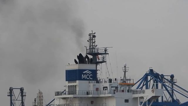 Huge Container Ship Runs Out Of Terrible Black Smoke смотреть онлайн