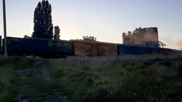 2ТЭ10М-2941А/3ТЭ10М-1225А & ЧМЭ3-3217 с грузовым составом ст.Тырнова смотреть онлайн