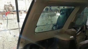 как снять обшивку окна багажника Субару Форестер 2000 2002 год