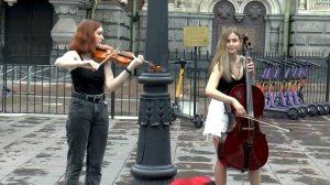 Скрипка и Виолончель. Струнный дуэт очаровательных девушек у Спаса на Крови