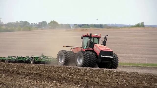 Работа трактора Case IH Steiger 500 в поле. Work Tractor Case IH Steiger 500 In The Field.