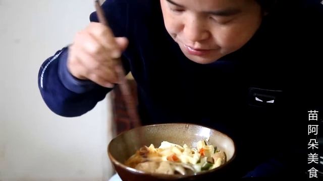 炒鸡配面条，苗大姐“丰盛早餐”开启，大口嗦面真给力！【苗阿朵美食】 смотреть онлайн