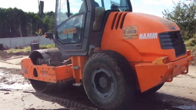 Грунтовый виброкаток уплотняет грунт под заливку плиты смотреть онлайн