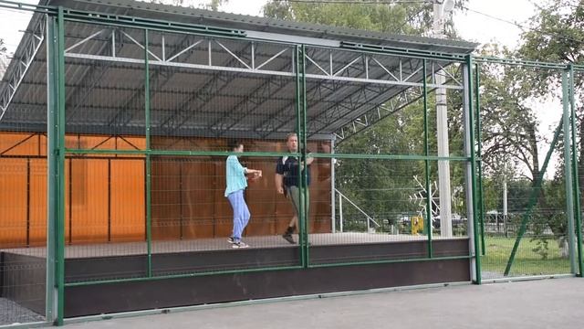 В Новошахтинске вместе делают спортплощадку и театр смотреть онлайн