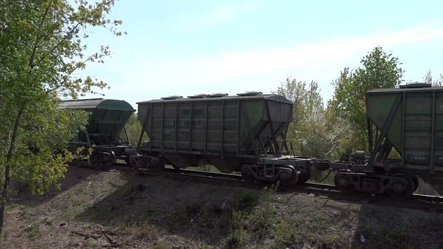 Грузовой поезд на перегоне Большевик-Клёны. смотреть онлайн