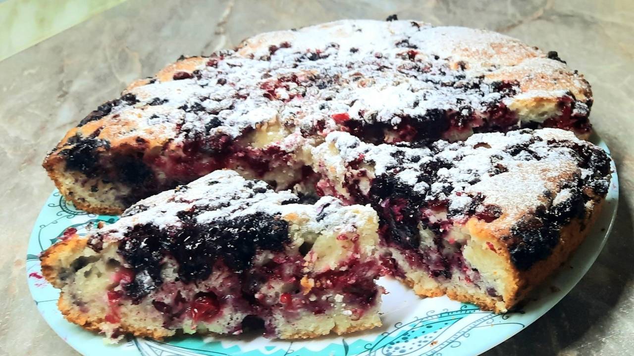 ПИРОГ к ЧАЮ за 5 МИНУТ!! Пеку пока закипает Чайник!! Всё смешала и в Духовку! Нереально ВКУСНО! смотреть онлайн