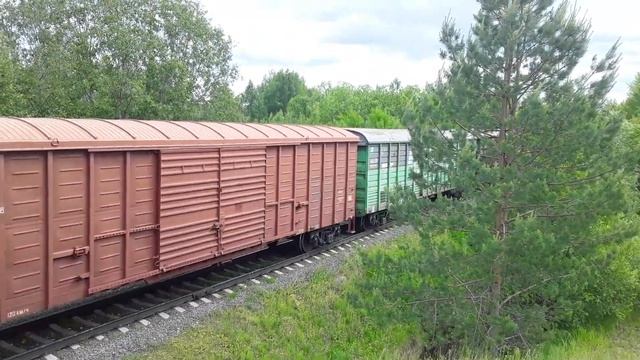 ТЭМ18ДМ-3277 и толкач в конце ТЭМ18-239 с грузовым поездом следуют по ст. Койты смотреть онлайн