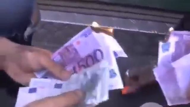 Swagg Man Brule 1000 Euro HIIHIH BABY смотреть онлайн