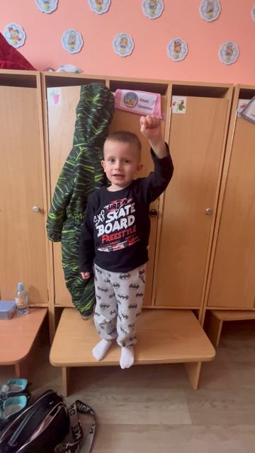 Володя в раздевалке детского сада. Говорит речевку из Три кота. Володе 3,5 года смотреть онлайн