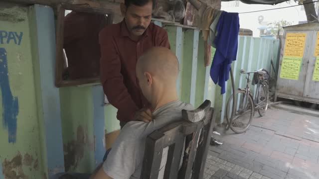 Можно ли расслабиться в пробке? Уличный массаж за 1 доллар в Калькутте! смотреть онлайн