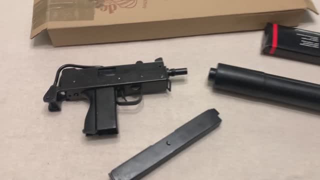 Пистолет-пулемет МАК-11 с глушителем, Ingram Mac-11 with silencer, Denix 1089 смотреть онлайн