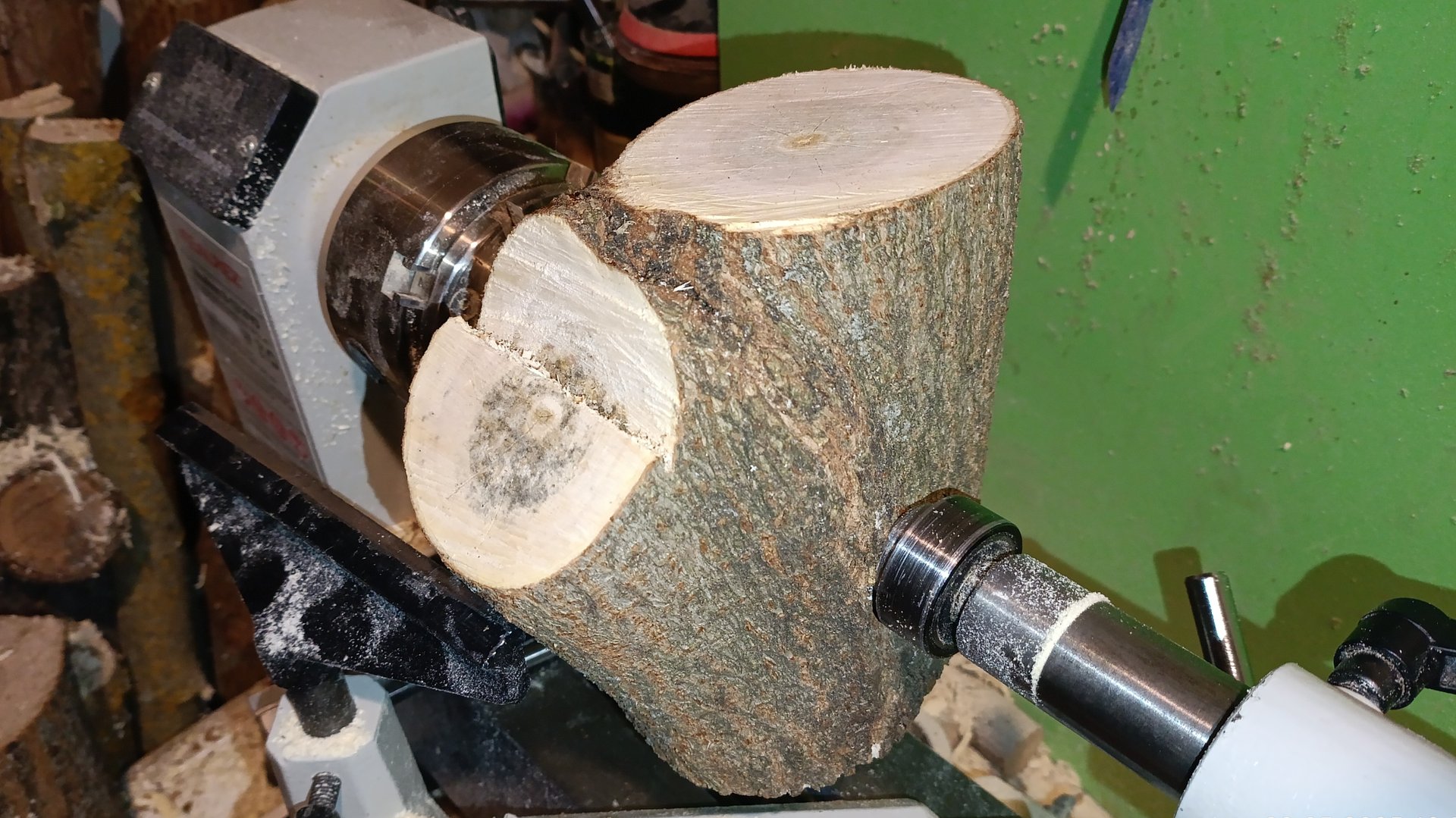 сучклявая коряга раздвояеца. попробую боковое точение на токарном станке. клён ясенелистный влажный смотреть онлайн