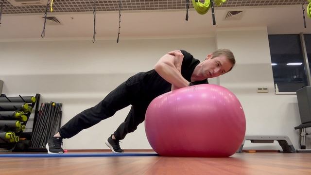 Боковые перекаты в планке с опорой на фитбол (Lateral Rolling Plank) смотреть онлайн