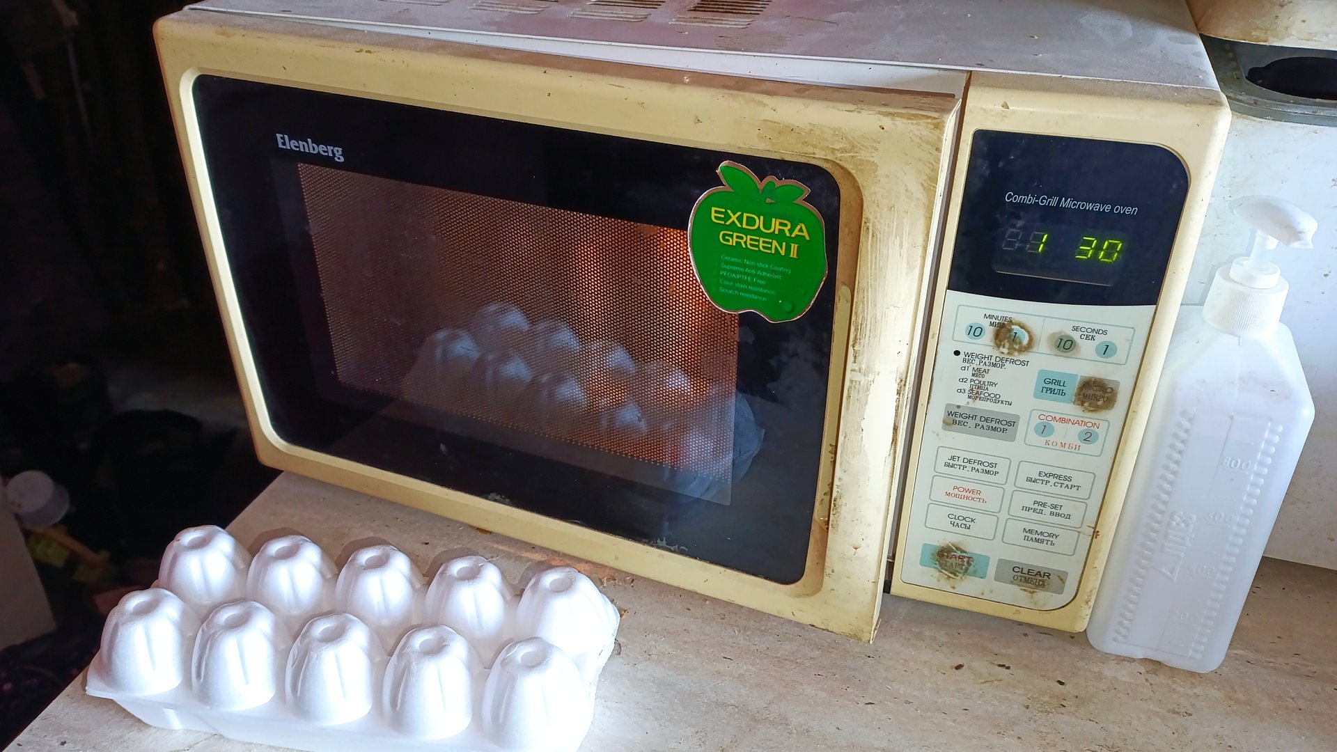 положил в микроволновку сразу два десятка сырых яиц, посмотрим что будет. готовлю яйца ко Пасхе ХВ! смотреть онлайн