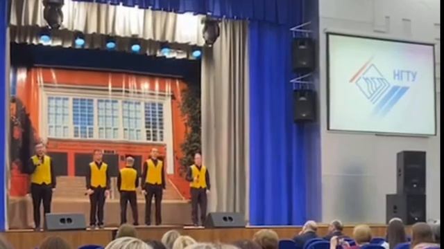 Ансамбль солистов хора НГТУ "Saules" - Песня электрика смотреть онлайн