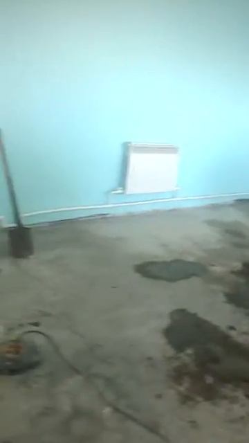 ребята заливают пол цементом!)) смотреть онлайн