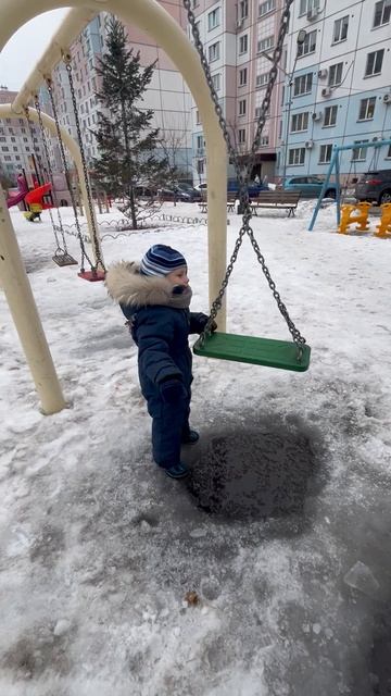 Володя закручивает качели на цепях во дворе. Володе 3,5 года. Г. Хабаровск, ул. Сысоева, 12 смотреть онлайн