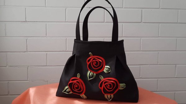 Нарядная сумка из ткани с интересным дизайном.