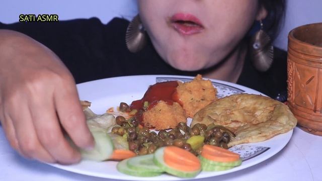 ASMR: EATING LUCHI/PURI & SPAICY CHANA MASALA | PARATHA, CHILLI, LEMON, CARROTS, CUCUMBER & PIYAJU смотреть онлайн