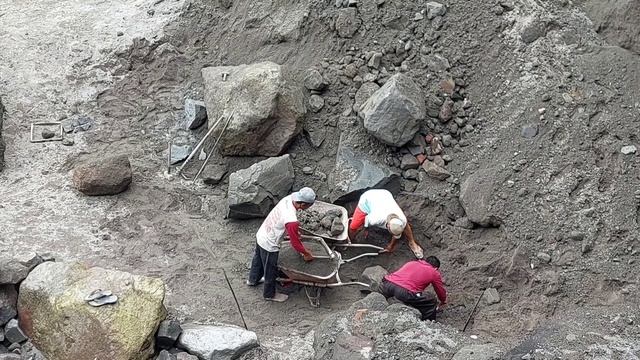 Строительство, шахтёры разбивают камни и собирают песок смотреть онлайн