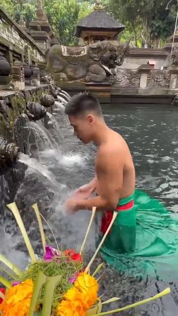 Washing At Pura Tirta Empul Temple - Bali, Indonesia 🇮🇩