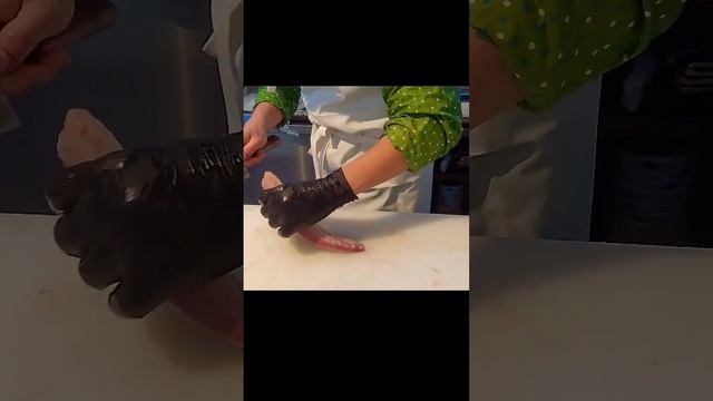 でけえ シマアジをさばく#田舎のお母ちゃん #おふくろの味 #魚さばく смотреть онлайн