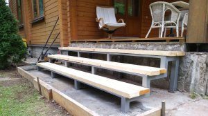 Три металлические лестницы для крыльца в загородный дом